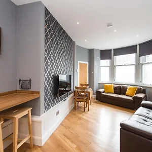 Castle Apt, Modern, Edinburgh
